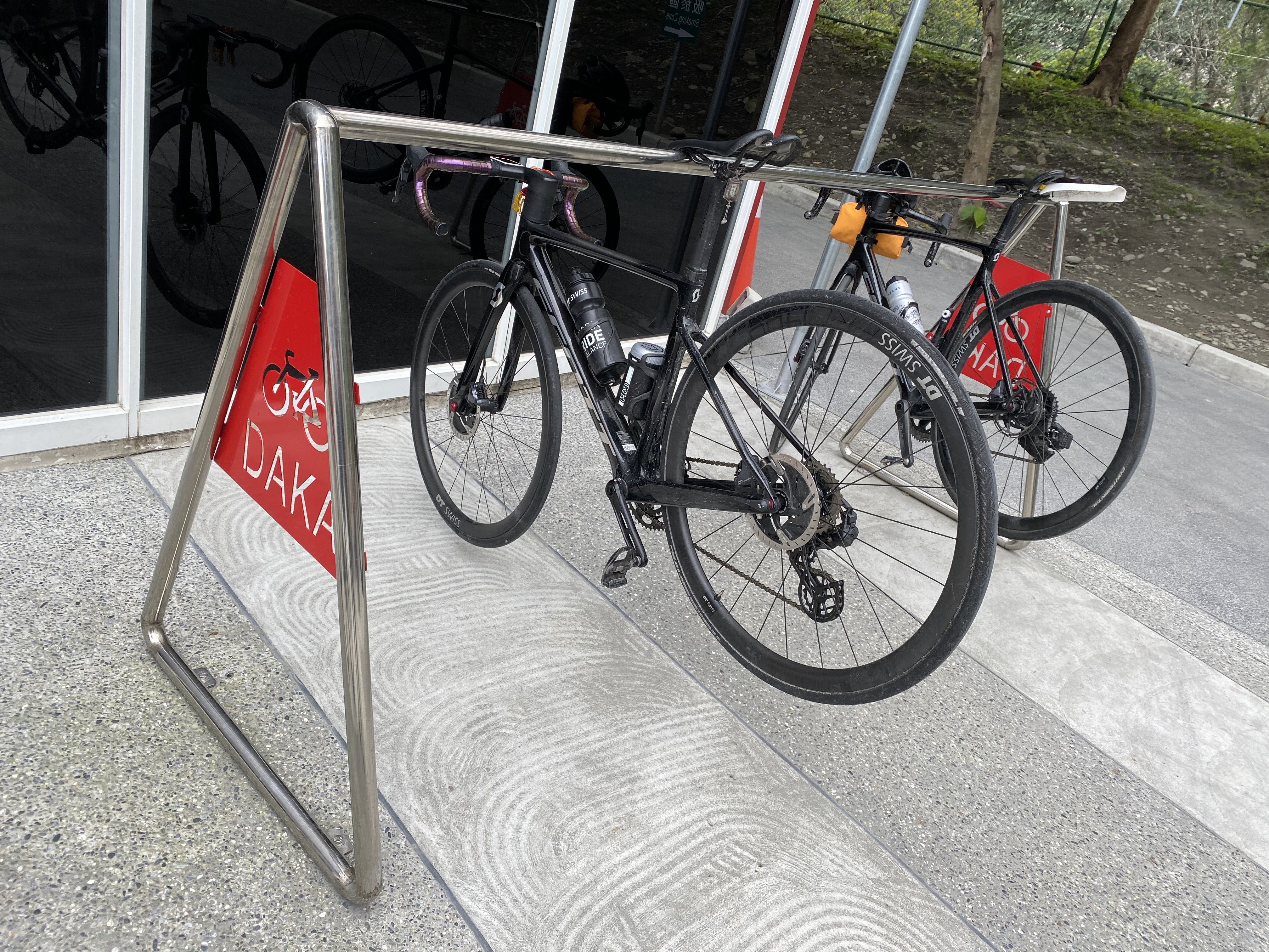 蘇花公路上的台泥DAKA園區設有自行車架，對於單車人來說相當友善。