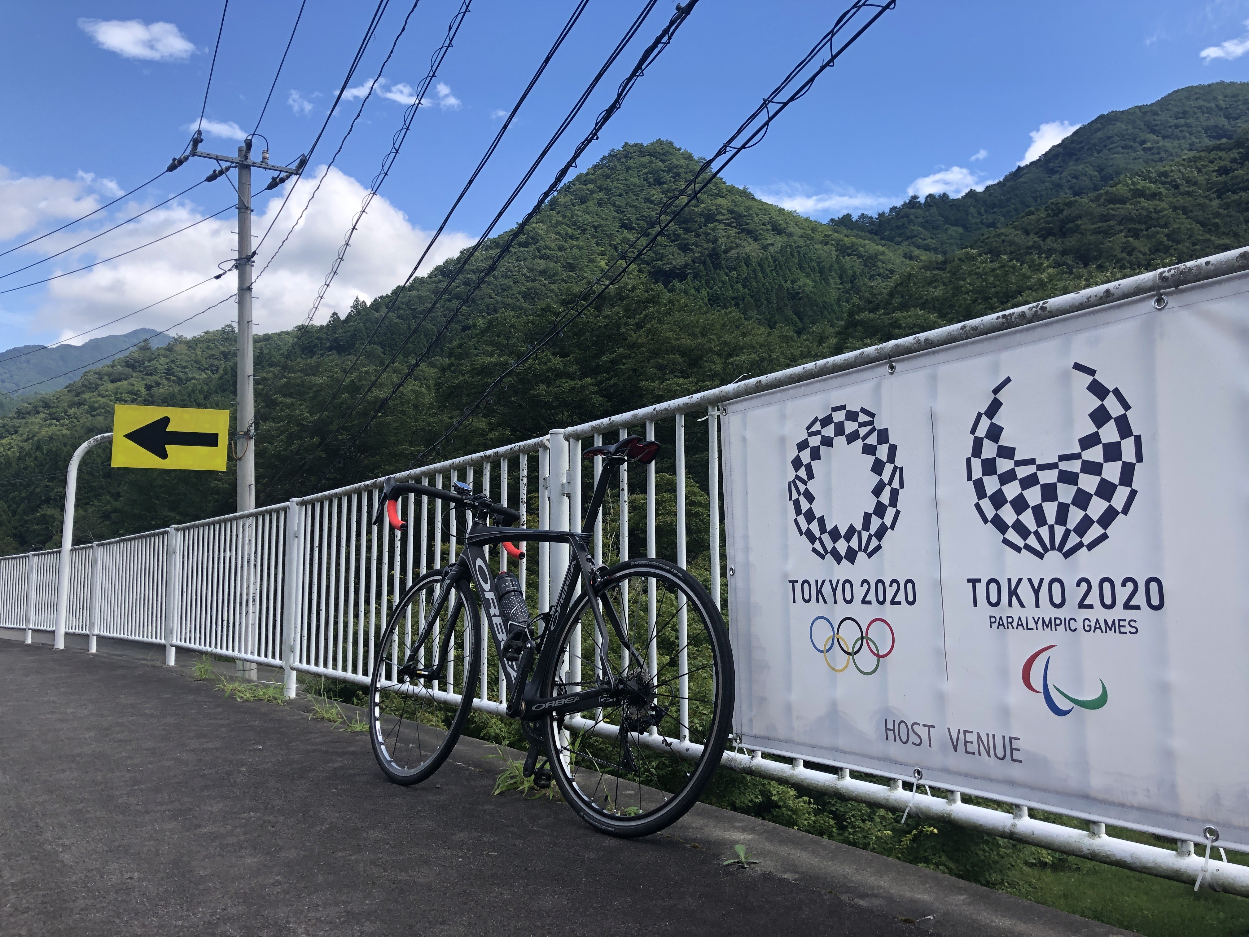 早於2019年，路線沿途即可見奧運的相關宣傳標語字樣。