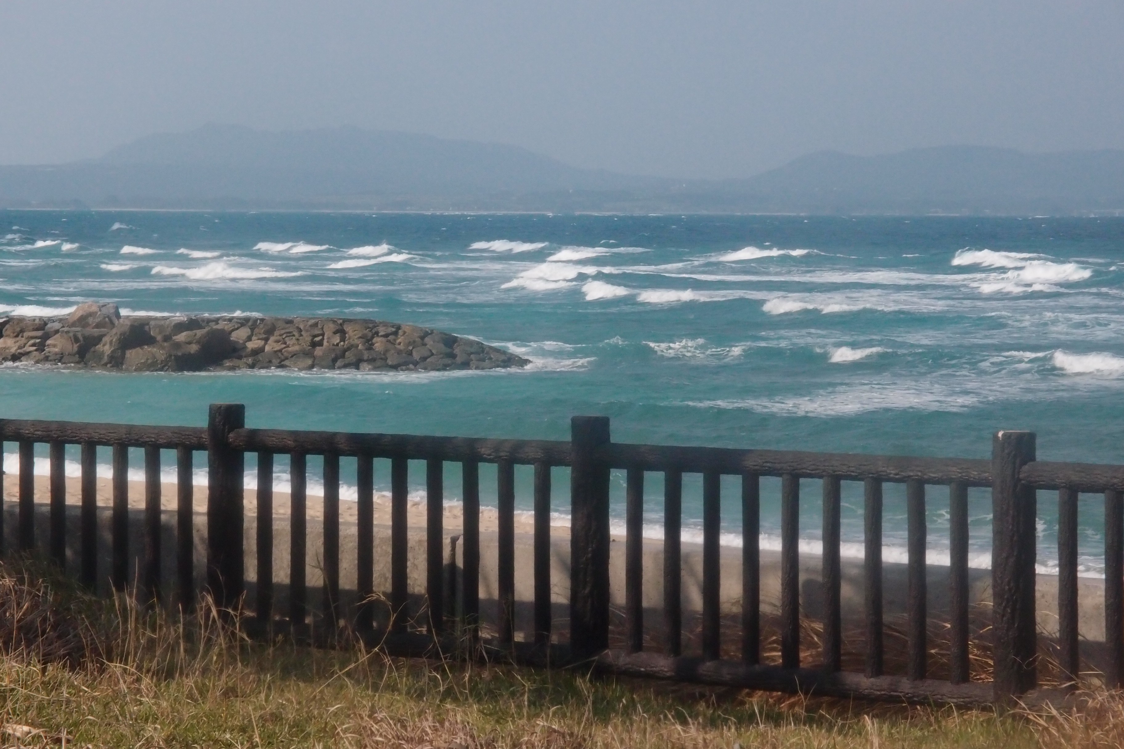 環沖繩挑戰組DAY1上午必經必看的海岸線，光看白浪就知道逆風有多逼人，要有一路頂到午餐的心理準備。