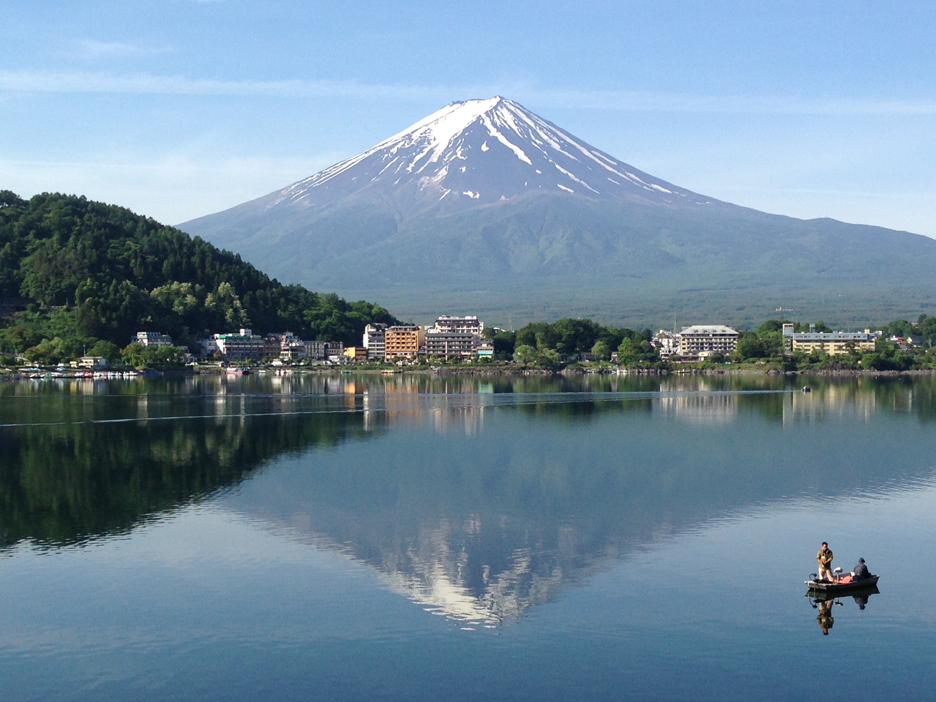 日本山梨縣，河口湖的富士山倒影。