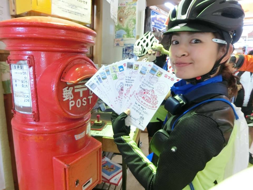 蘇夏示範：騎上五合目，別忘了去郵局把來自富士山的祝福寄給好朋友分享喔~